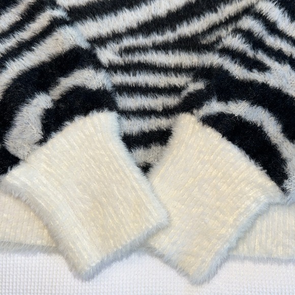 Express Zebra Print Fuzzy Sweater Size Small - Picture 4 of 9